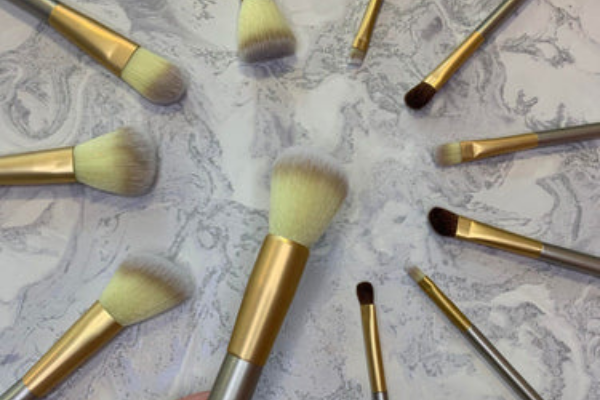 How To Use Different Types of Eyeshadow Brushes